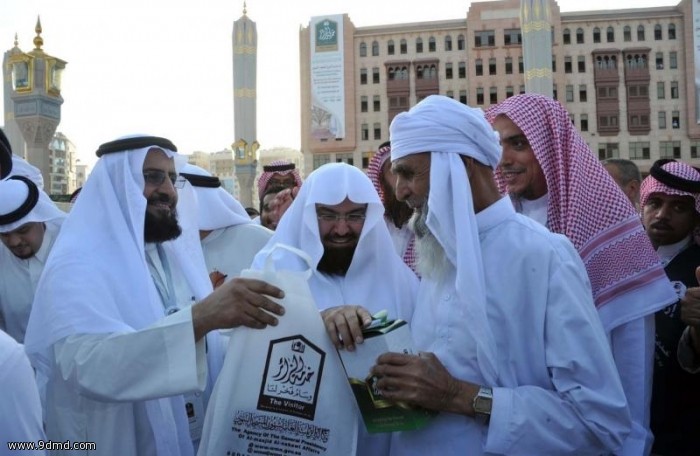  رئاسة شؤون المسجد النبوي بالمدينة المنورة تباشر تطبيق حملة "خدمةُ الزائرِ وسامُ فخرٍ لنا" ميدانياً