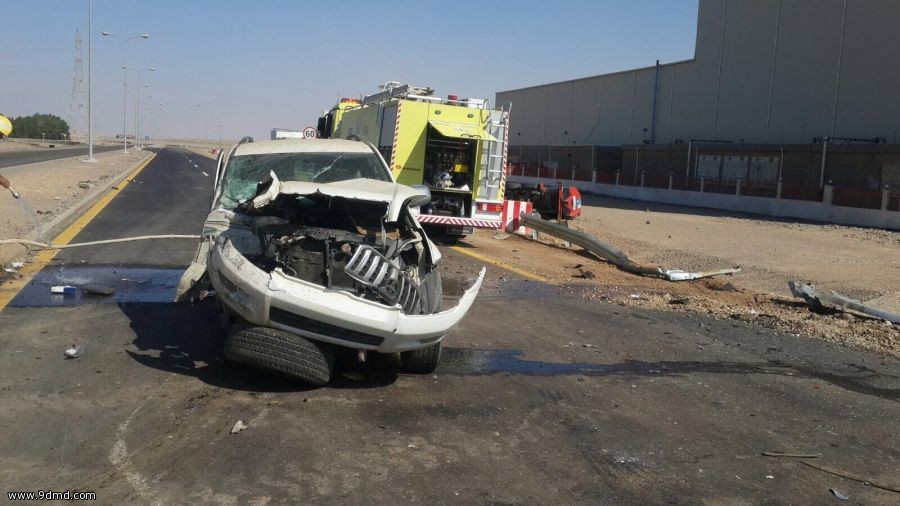 تصادم ناقلة محملة بمادة الافيول بسيارة صغيرة في ينبع