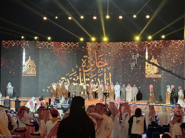 أمير المدينة يحتفي بالموظفين المتميزين عبر جائزة المدينة المنورة للأداء الحكومي المتميز